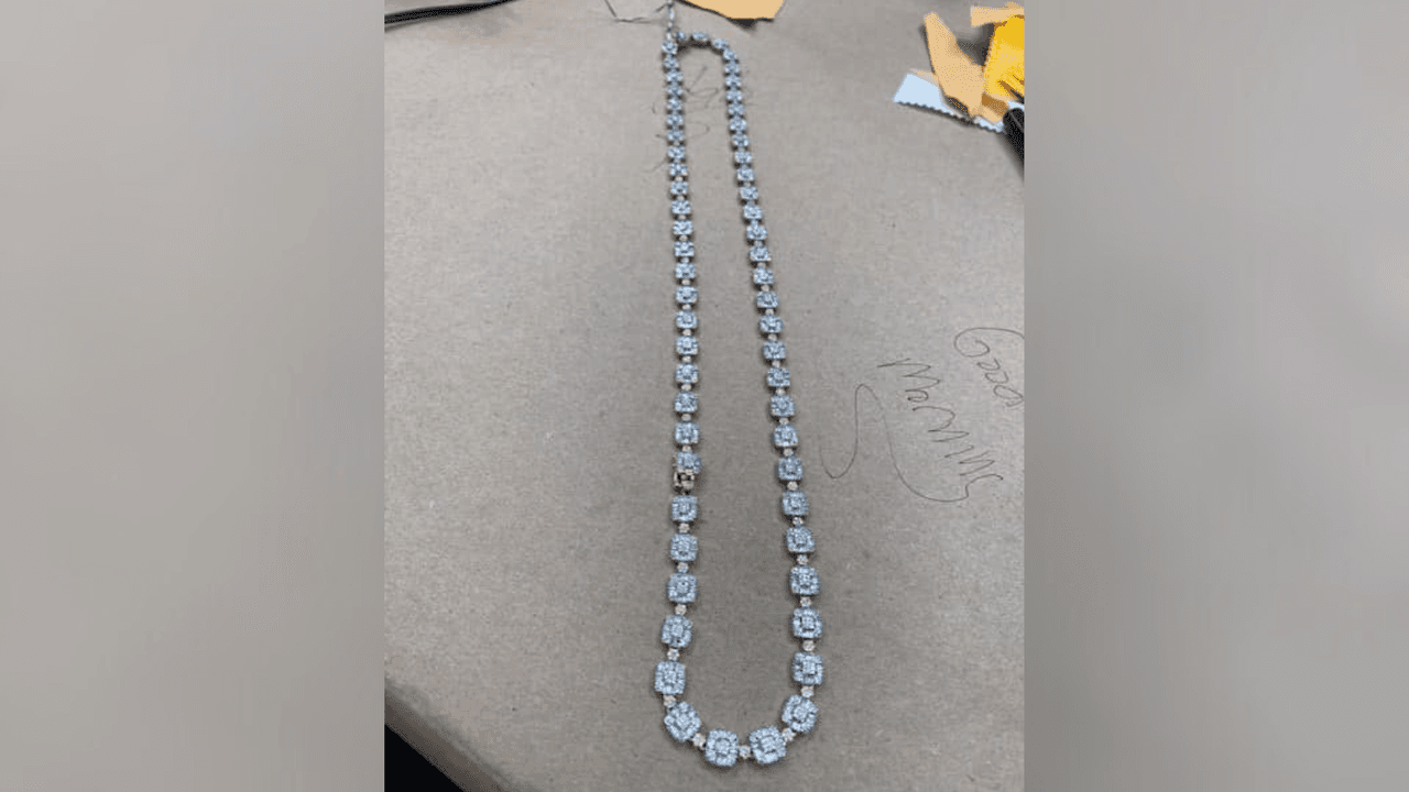 Hay accesorios como joyería, ropa, herramientas y aparatos electrónicos que se estarán subastando.