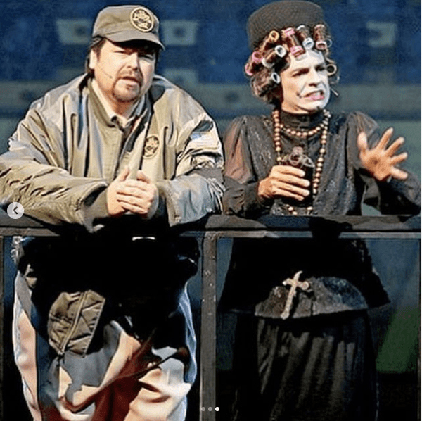 Según Reforma, el comediante interpretaba a cuatro personajes en la obra: un limpia-platos, un Moisés muy mexicano, el guardaespaldas de un narcotraficante y una madre latina muy religiosa.