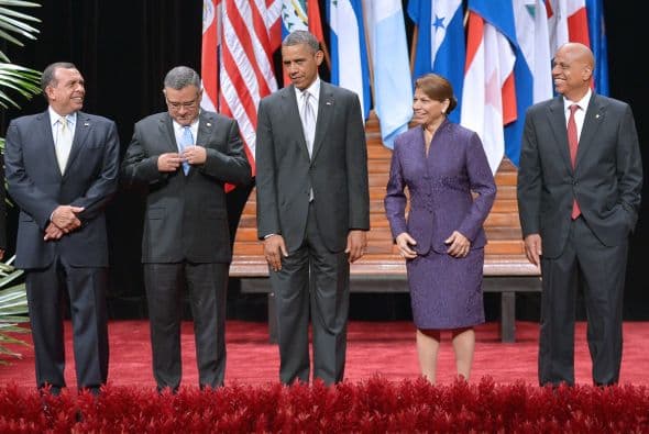 Después, en la cena de trabajo, Obama afirmó que Centroamérica necesita pensar en invertir en infraestructura, electricidad y promover un mayor comercio que genere más empleos.