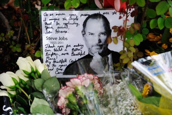 Jobs falleció el 5 de octubre de 2011 víctima de un cáncer, pero meses antes había dejado atada su sucesión. Tim Cook, su mano derecha, le reemplazó en agosto de ese año como consejero delegado.