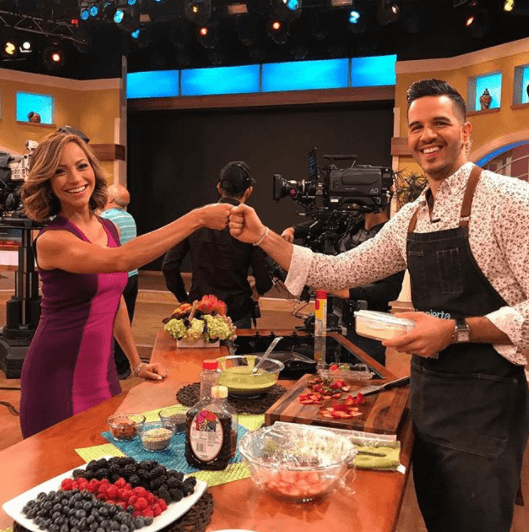 Satcha Pretto lista para probar el delicioso desayuno de nuestro Chef Jesús.