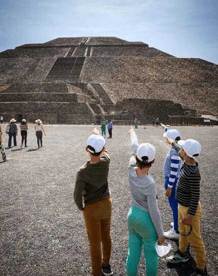 “Una mañana de arqueología con mis cuatro amores. Teotihuacán y aquí señalando la Pirámide del sol. Historias apasionantes”, fue la descripción con la que acompañó la imagen.