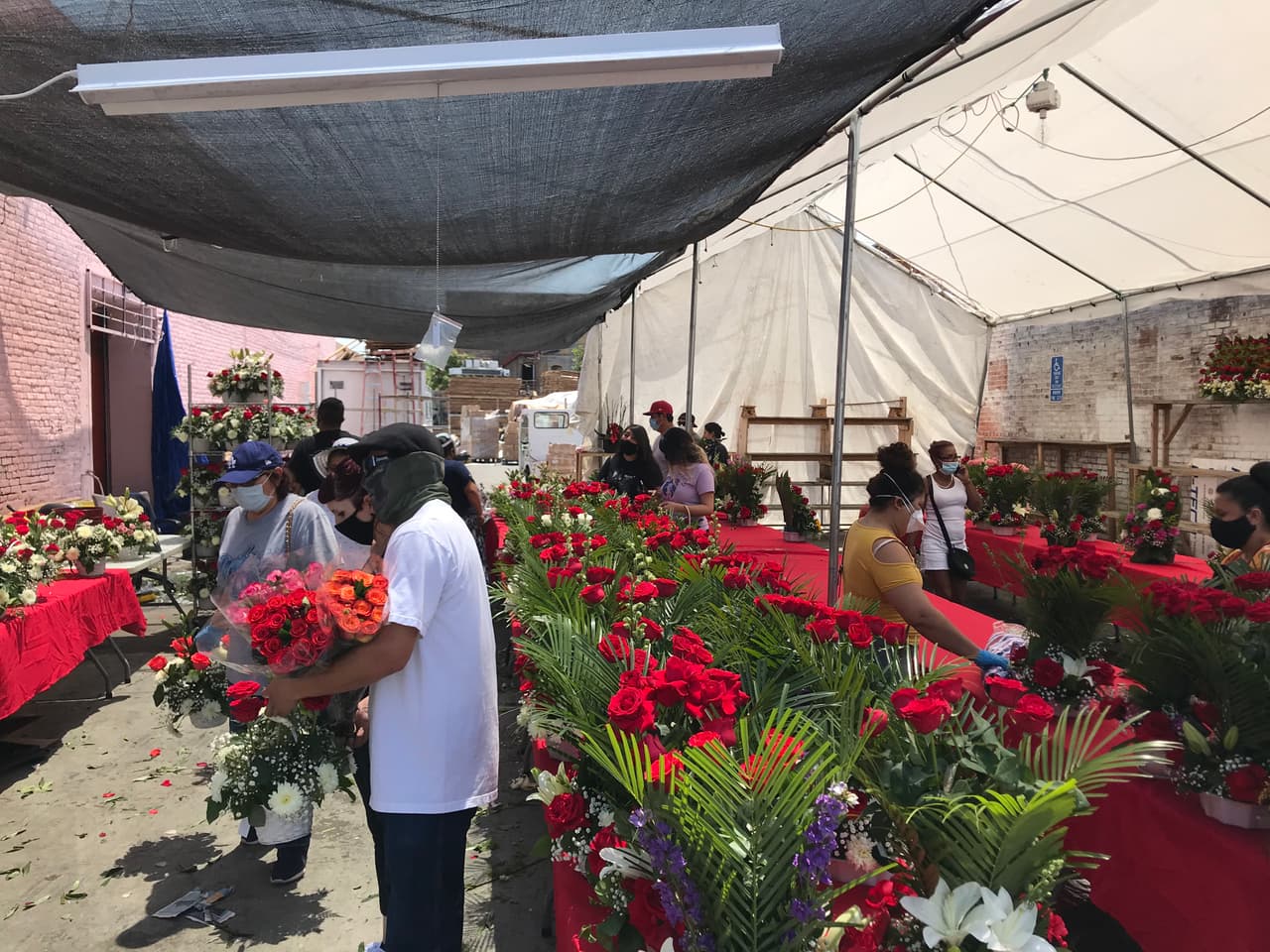 Los coloridos arreglos se desplegaron fuera de los locales, para evitar aglomeraciones dentro de los establecimientos.