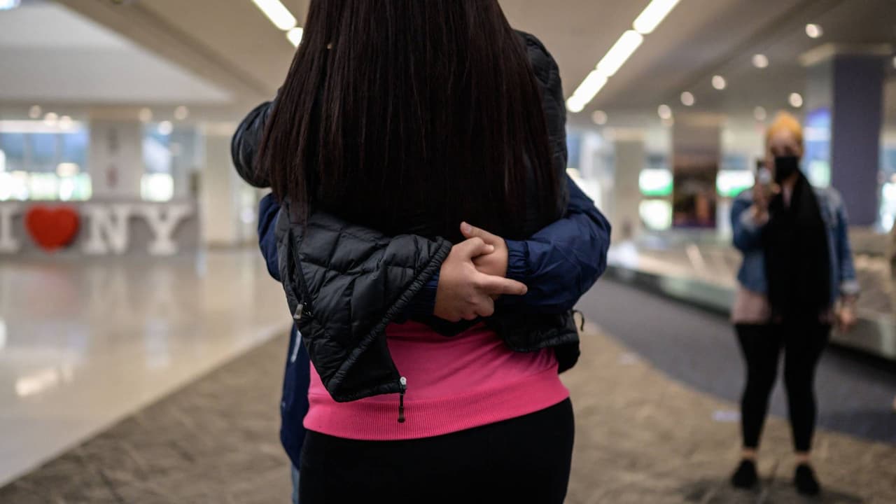 Hijas con la llamada “visa juvenil”, ¿tienen posibilidad de pedir a su mamá?