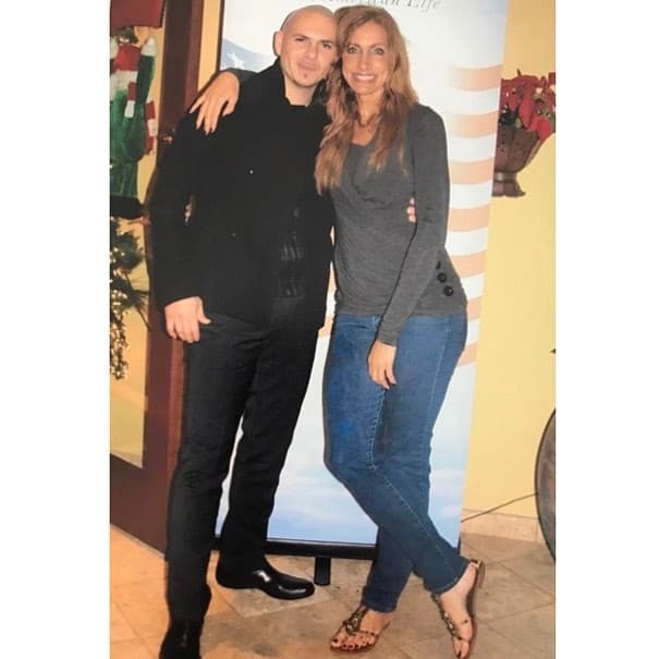 A principios de 2017, La Flaca presumió cuando se encontró con Pitbull y le deseo un feliz cumpleaños.
