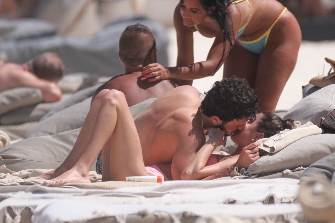 Los besos y las risas siguieron.