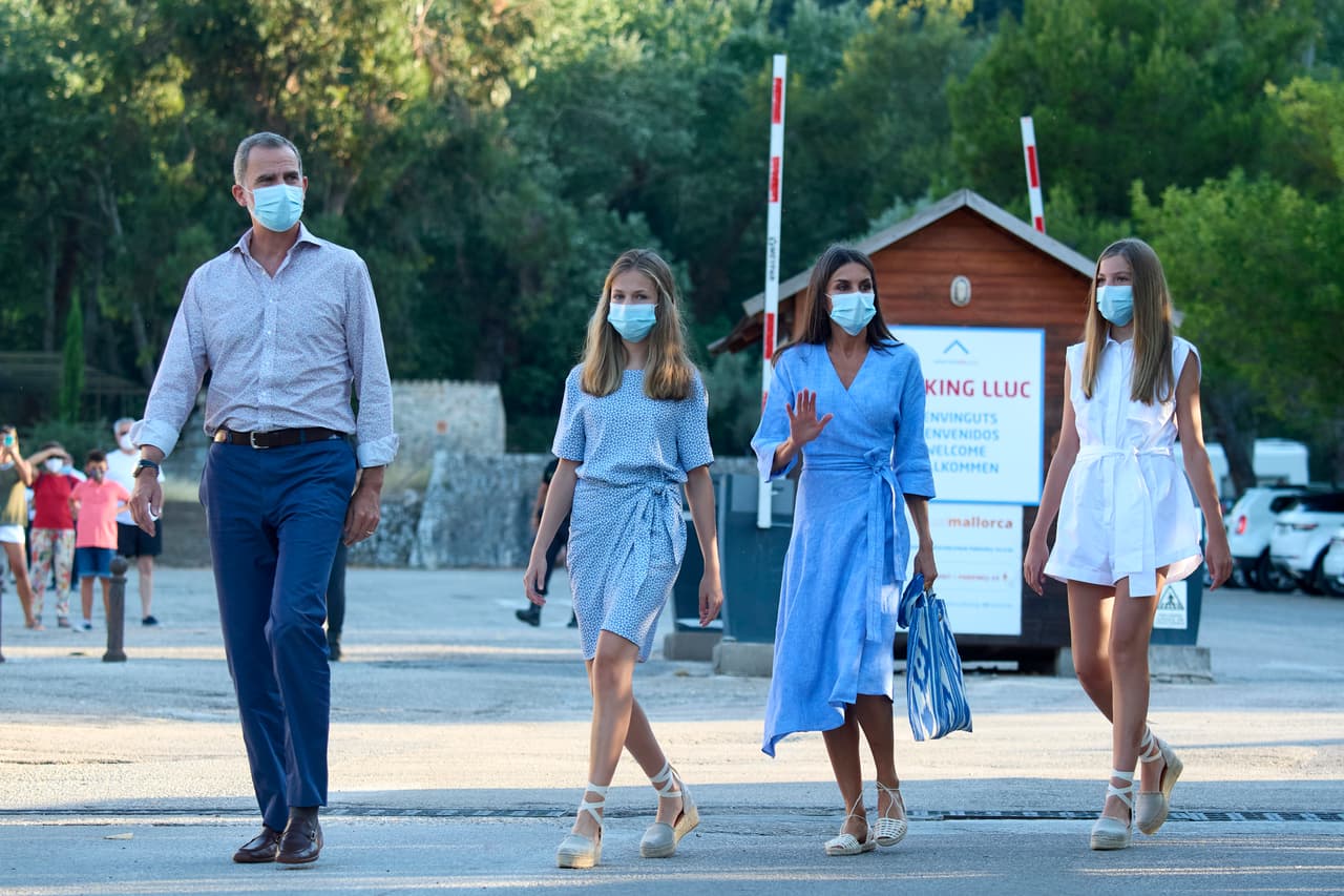 Mientras paseaba por la localidad de Escorca fue fotografiada con un bolso bicolor con diseño parecido al que se fabrica en la región, los artesanos lograron distinguir que no estaba hecho con el tejido exclusivo de la isla.
