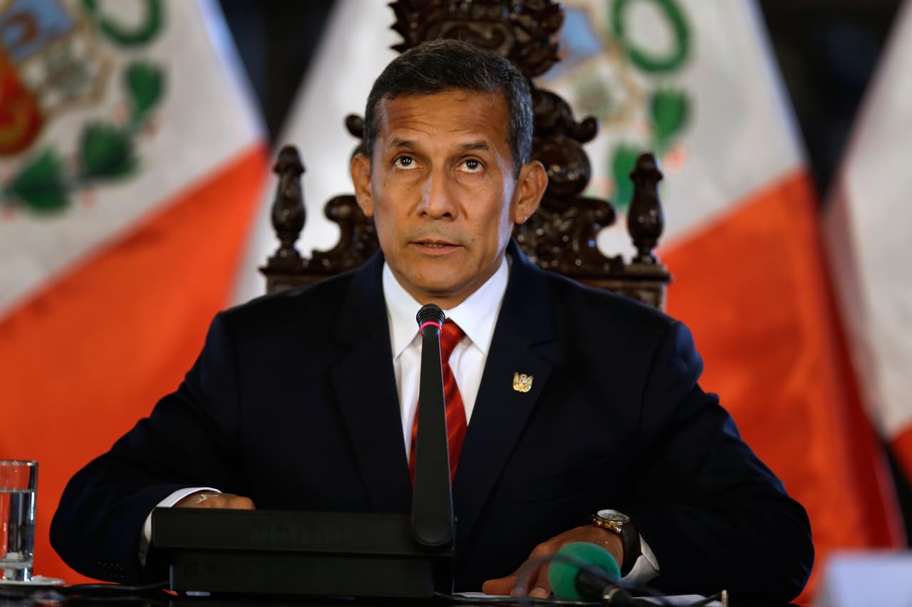 ARCHIVO - En esta fotografía de archivo del 2 de marzo de 2015, el presidente peruano Ollanta Humala escucha la pregunta de un periodista mientras se reúne con la prensa extranjera en el palacio de gobierno en Lima, Perú. Un documento de la policía brasileña fechado el 5 de febrero de 2016, el cual fue obtenido por The Associated Press, muestra que las autoridades que están investigando una maquinación de sobornos en la paraestatal brasileña Petrobras ahora están ponioendo la vista en Humala. Los investigadores sospechan que Humala recibió tres millones de dólares en sobornos de la empresa Odebrecht a cambio de contratos en Perú. (Foto AP/Martín Mejía, archivo)