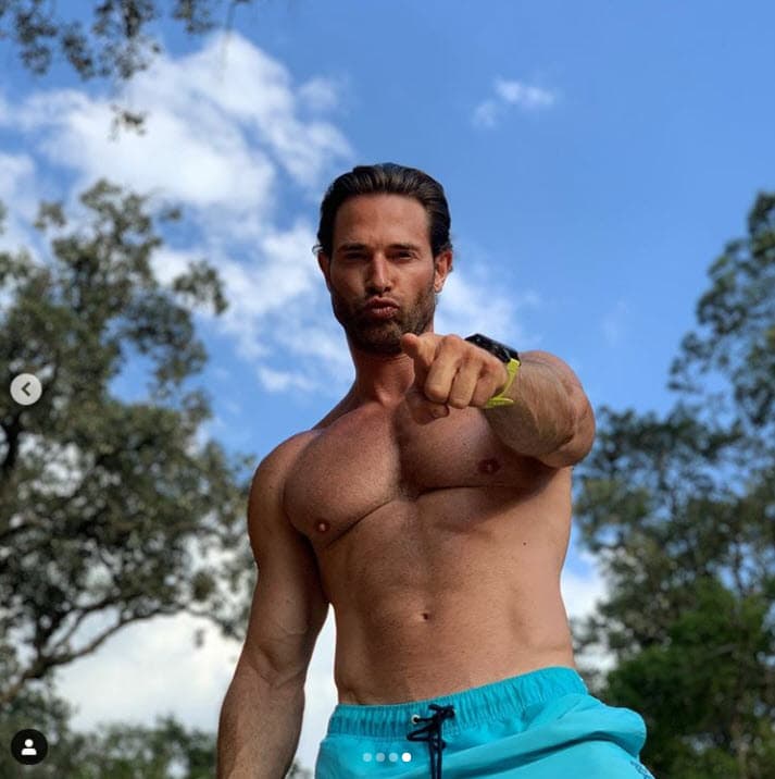 Sebastián Rulli no tardó en comentar las fotografías con un reclamo.