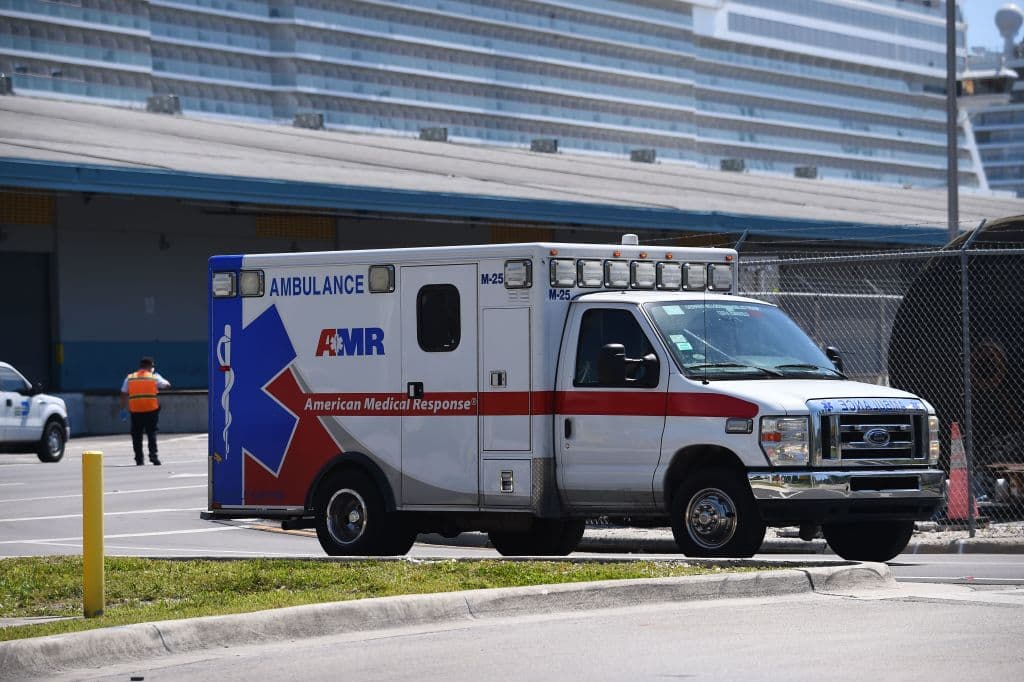 Una de las ambulancias que recibieron a pacientes dentro del crucero este sábado. Con dos muertos y varios enfermos de coronavirus a bordo, atracó este sábado en Miami, luego de haber sido rechazado en varios puertos latinoamericanos en una odisea que comenzó hace un mes.
<br>
