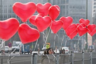 Este evento se organiza en más de 100 países donde la Federación Mundial del Corazón, en colaboración con la OMS, realiza caminatas, carreras, sesiones de gimnasia, charlas públicas, foros científicos, exposiciones, conciertos, etc.