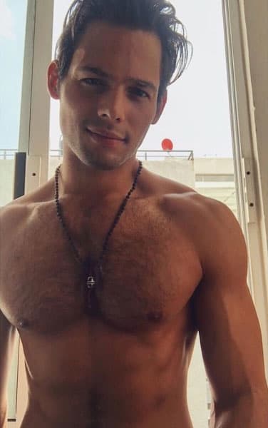 Debutó como actor en la serie juvenil 
<i>Corazones extremos</i> en su natal Venezuela.