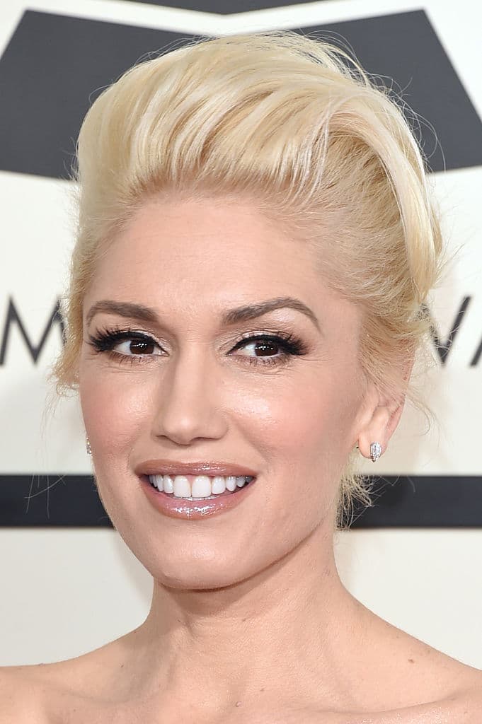 Sin duda es muy bella, hasta con algunas arrugas alrededor de los ojos.