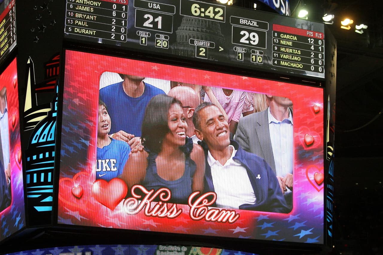 El 16 de julio de 2012, fue a un partido de básquetbol en Washington y fue captada en la "cámara del beso". La sorpresa de verse allí la solucionó con su sonrisa característica.