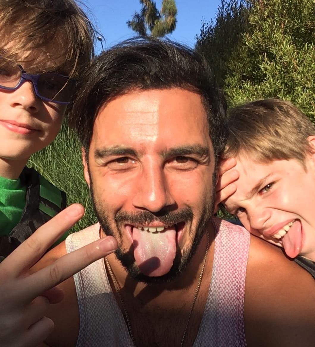 Aunque son pocas las instantáneas que comparte Jwan con los pequeños Valentino y Matteo, en la mayoría lucen muy divertidos.