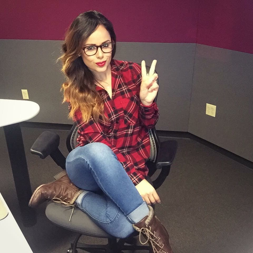 Un secreto bastante peculiar de Lorena es que cuando ve televisión lo hace de lado y no de frente, como es normal que lo haga uno.