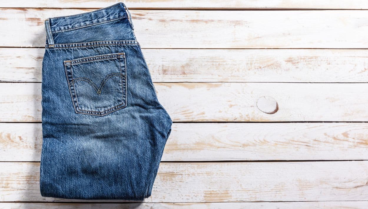 <a href="https://www.univision.com/local/san-francisco-kdtv/quien-invento-los-jeans-el-origen-de-levi-strauss-y-el-impacto-global-de-la-mezclilla">Patentados en 1873 por Levi Strauss y el sastre Jacob Davis, los jeans nacieron </a>c omo una prenda resistente para mineros gracias a sus remaches metálicos. Con el tiempo, pasaron de la ropa de trabajo a convertirse en un ícono de la moda mundial.