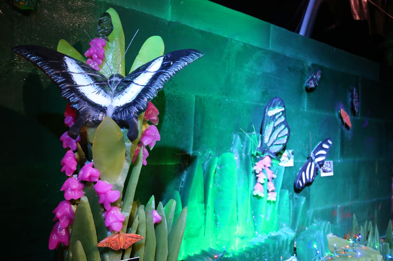 Un equipo de escultores especializados en estructuras hielo provenientes de la ciudad de Harbin en China convirtió dos millones de libras de hielo en verdaderas obras de arte.