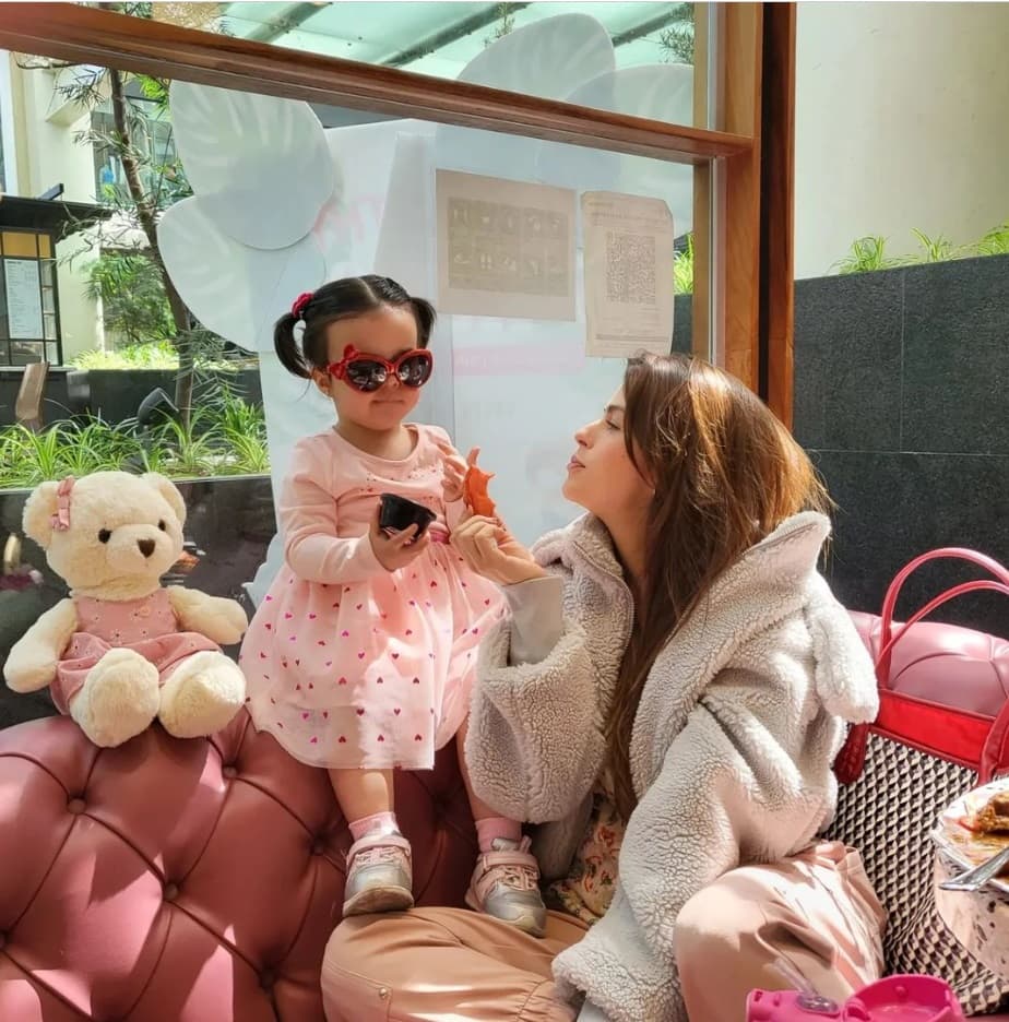 Claudia Álvarez señaló que su prioridad es darle tiempo de calidad a sus hijos, sin embargo, con el tiempo ha aprendido a quitarse “culpas de madre” y así encontrar un balance con su vida personal y profesional.