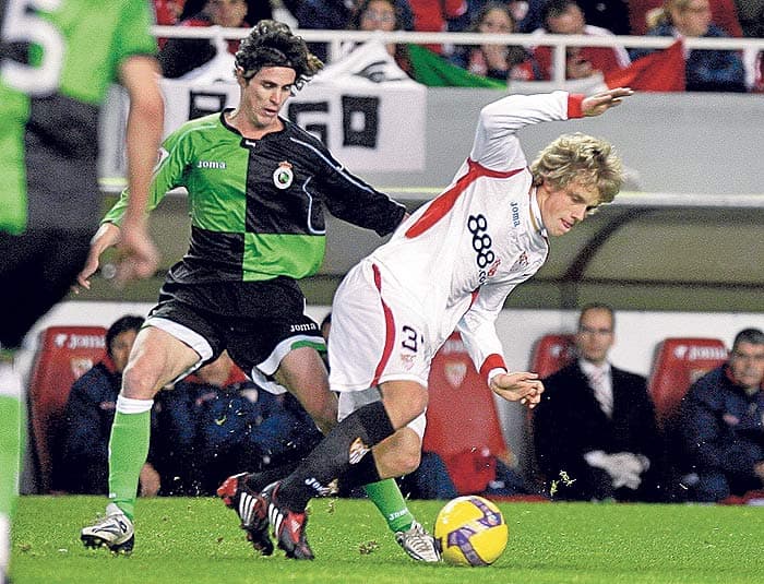 El Sevilla lo vio con Finlandia Sub-19 y lo firmó en 2008. Quemó etapas rápidamente e incluso debutó con el primer equipo. Aprendió español e intentó adaptarse.