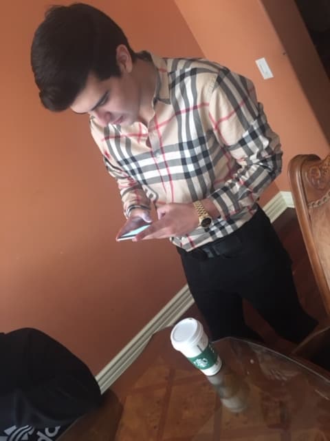 ¿A quién le estará mandando un texto Adriel Favela?