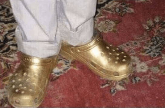 Que nadie se asombre si el 26 de diciembre llega a los XV de Rubí alguien con unas crocs doradas.