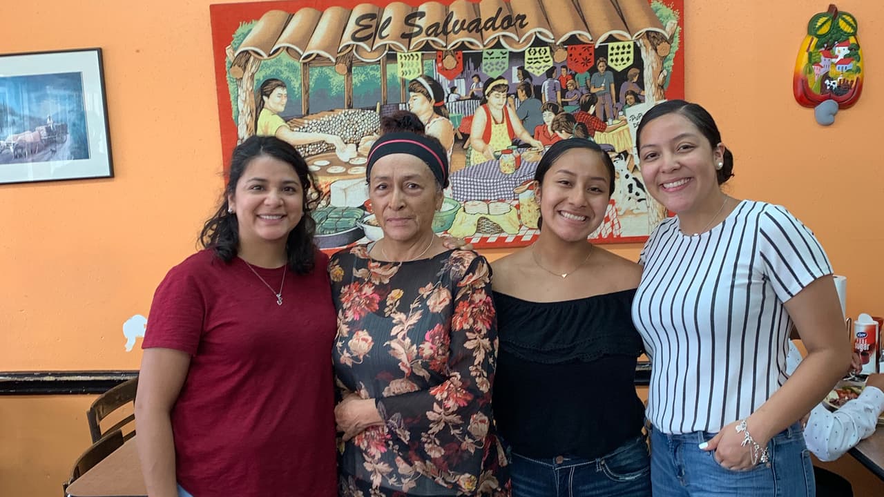 Alondra tiene dos hermanas. La mayor estudia Mercadotecnia y la otra es enfermera. Ellas han logrado todo lo que se proponen con la ayuda de su madre.