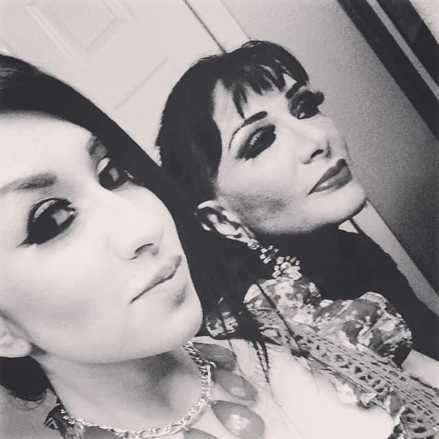 Desde luego, Beatriz Adriana Solís no se queda atrás, ella es muy parecida a su talentosa madre.