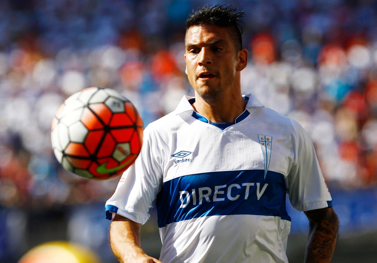 Universidad Católica y Palestino disputan el liderato del fútbol chileno