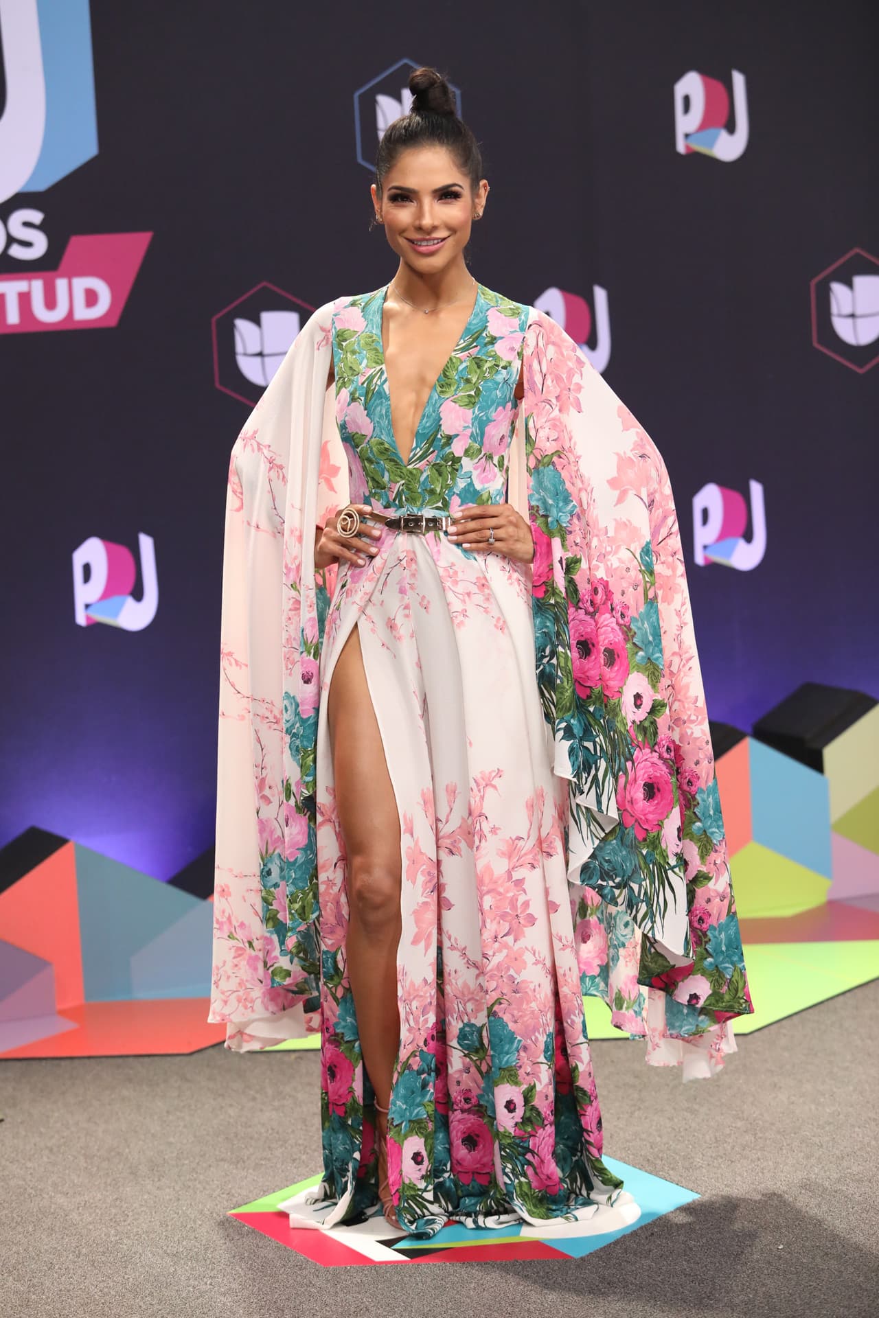 En Premios Juventud 2017 volvió a hacer de las suyas a la hora de elegir su ropa. Eligió un kimono floreado con una abertura en la pierna, mngas extra large y escote profundo.