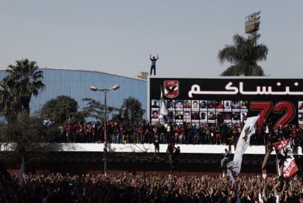 Los incidentes en el estadio fueron protagonizados por hinchas, con la participación encubierta de opositores y simpatizantes del antiguo régimen de Mubarak y la connivencia de las fuerzas de seguridad, según la investigación posterior.