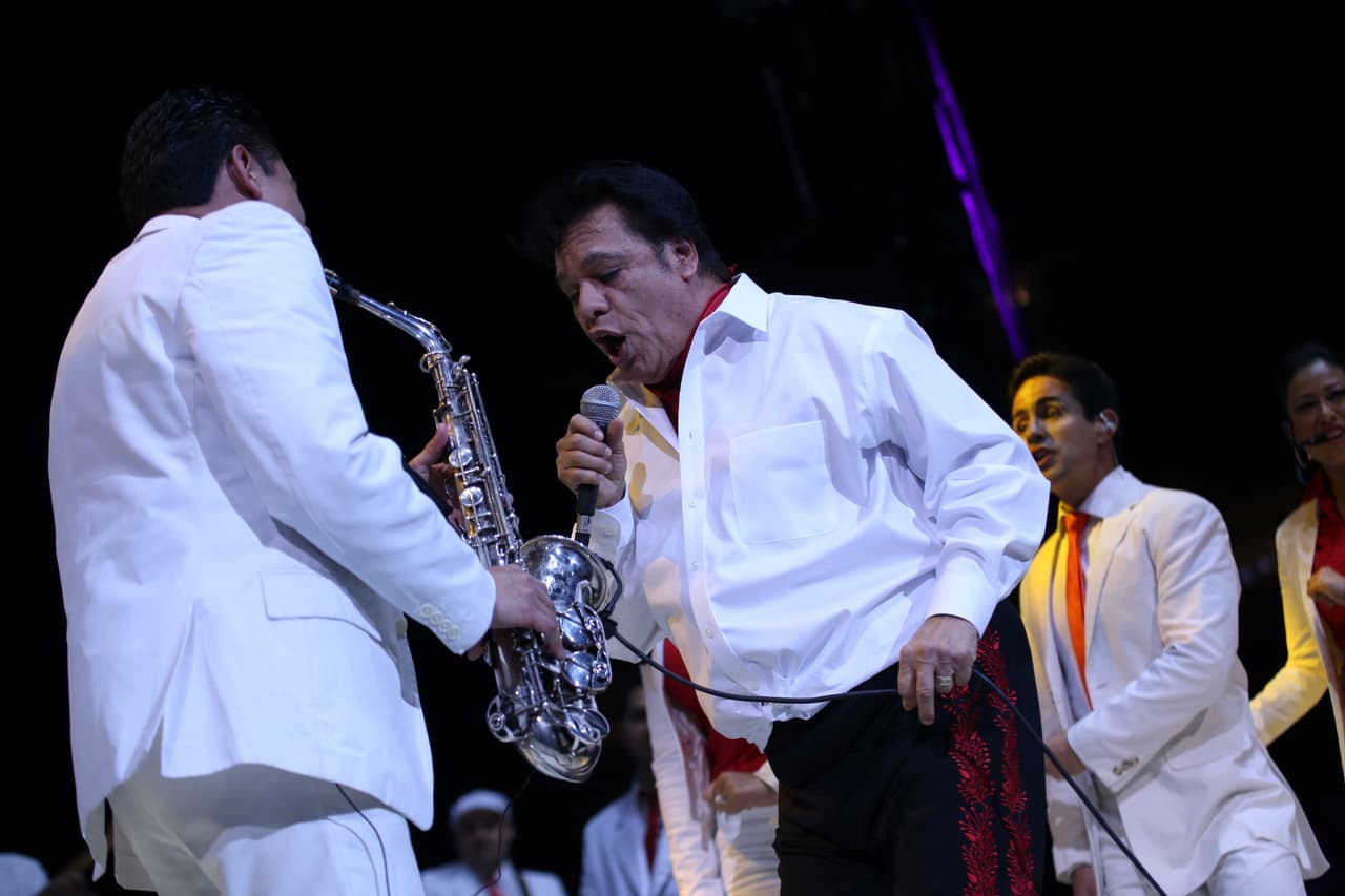 Siguió componiendo baladas románticas, y pronto incluyó las baladas rancheras, manteniéndose durante toda esa década en las listas de popularidad, pero sobre todo, prolífico como pocos, componiendo canciones que generoso, repartía entre los mejores intérpretes de sus tiempos.