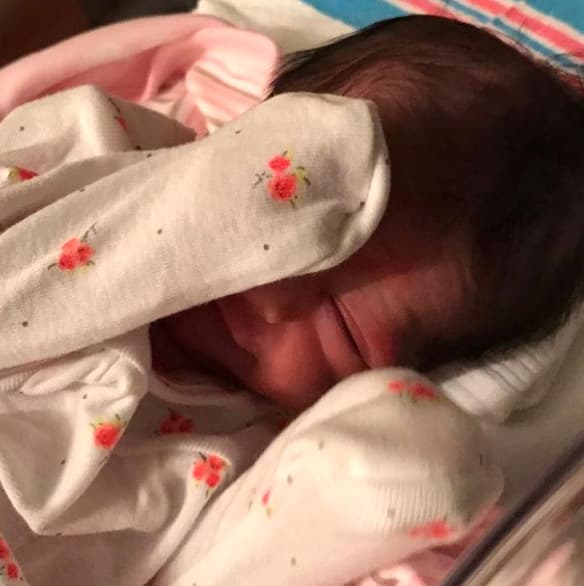 Dos días después de su llegada, el abuelito Johnny mostró por primera vez la carita de la preciosa Amaia.