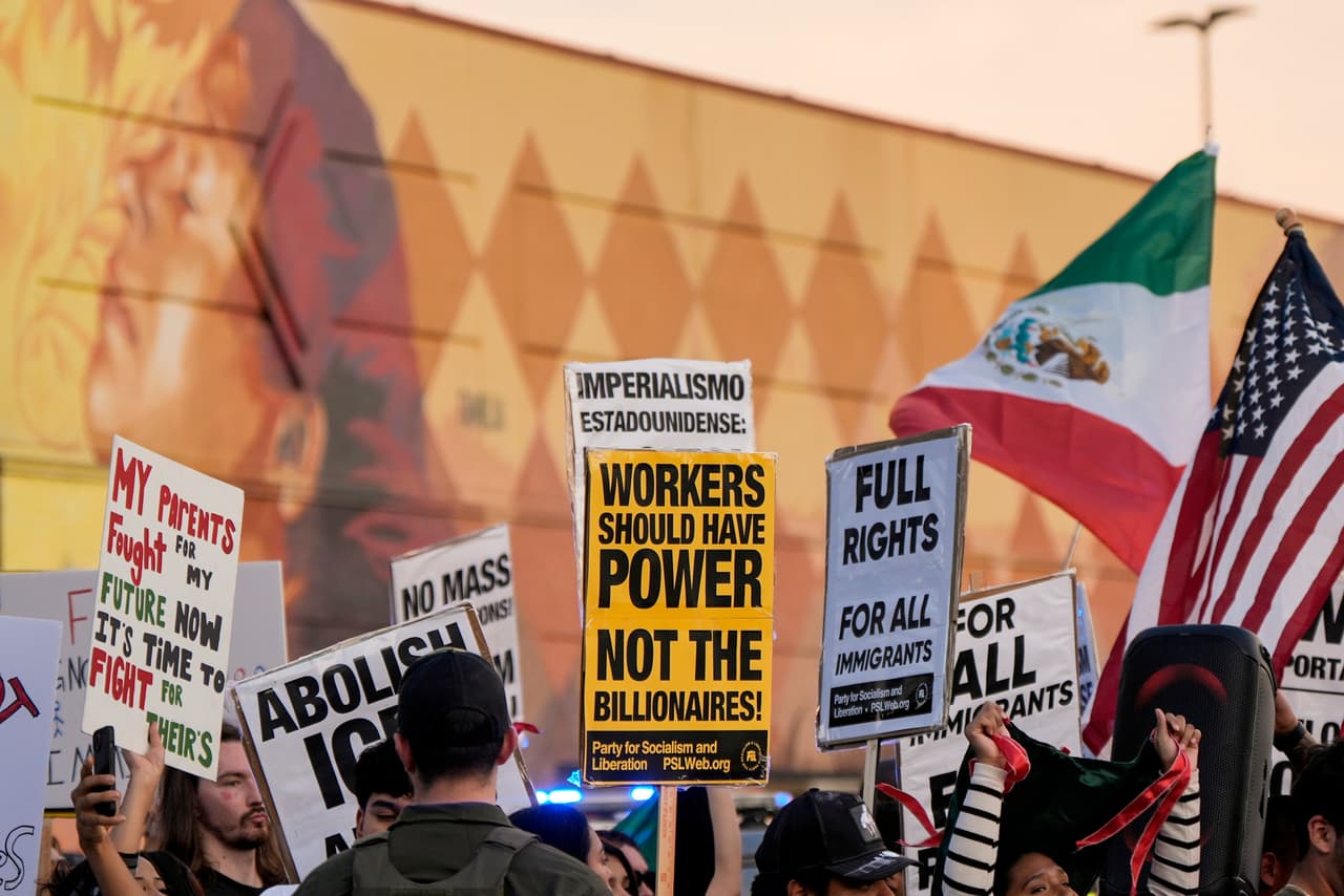 Cientos de personas 
<b><a href="https://www.facebook.com/univision34atlanta/videos/1100171408608793" target="_blank">se congregaron este martes 10 de junio en Buford Highway</a></b>, en Brookhaven, para unirse a 
<b>las <a href="https://www.univision.com/noticias/politica/que-pueden-hacer-y-que-no-los-efectivos-de-la-guardia-civil-activados-por-trump-protestas-los-angeles-national-guard">protestas que iniciaron en Los Ángeles</a></b> para pedir un alto a las redadas de ICE.