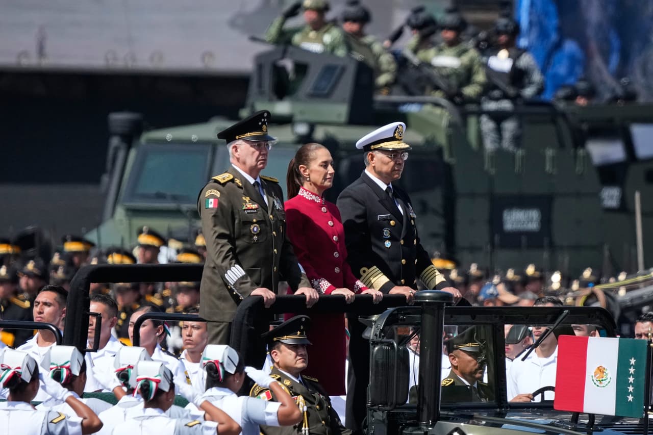 La presidenta mexicana pasa revista ante las tropas mexicanas antes de comenzar el desfile militar.