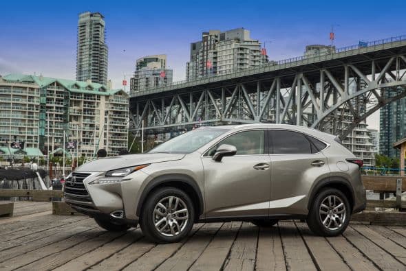 SUVs Medianas Lujo: Lexus NX 2015- Entre las características de seguridad incorpora la nueva interfaz de control remoto (RTI) de Lexus con panel táctil, monitor panorámico con pantalla multi-información, función Head-Up Display y sistema de aviso de tráfico trasero. Además, cuenta con control de crucero adaptativo y asistente de aviso de salida involuntaria de carril.
