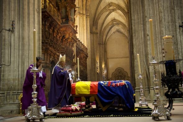 En la imponente Catedral de Sevilla, se ofició una misa en memoria de la duquesa.