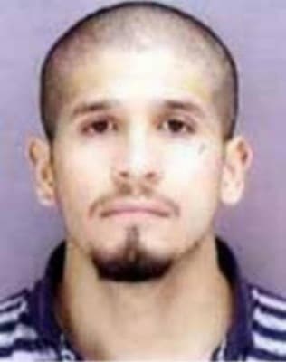 <h3 class="cms-H3-H3">José Rosendo Carrillo Padilla</h3>
<br>
<br>Una deuda de drogas originó que este mexicano, oriundo de Zacatecas, asesinara el pasado 3 de septiembre de 2001 a otro hombre en Salem, Oregon. Las autoridades lo acusaron de asesinato con arma de fuego,
<b>antes de que se diera a la fuga. </b>
<br>
<br>El FBI considera a Carrillo como un recurrente bebedor de alcohol
<b> y cree que podría estar entre los estados mexicanos de Tamaulipas y Baja California. </b>
<br>
<br>
<br>