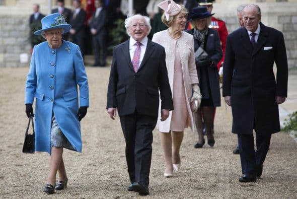 El político laborista y su mujer, que se alojan en Windsor (afueras de Londres), se reunieron en la embajada irlandesa de la capital británica con el príncipe Carlos y la duquesa de Cornualles, quienes posteriormente acompañaron a la pareja hasta Berkshire.