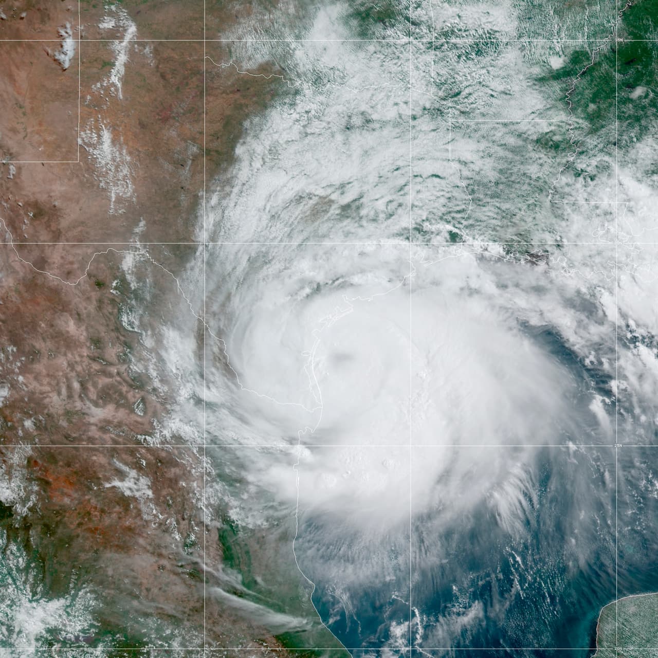 El huracán Hanna tocó tierra en la Isla del Padre de Texas el sábado por la tarde. La imagen satelital puesta a disposición por la Administración Nacional Oceánica y Atmosférica muestra al huracán Hanna acercándose a Texas.