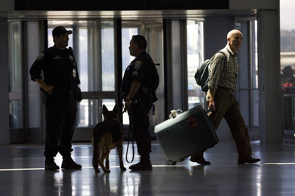 La legislación está siendo patrocinada por el
<b> </b>senador demócrata de California, Josh Newman, quien argumenta que 
<b>Clear permite que las personas más ricas se adelanten a otros viajeros en los controles de seguridad de los aeropuertos.</b>