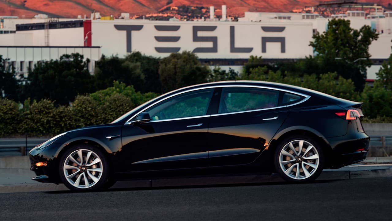 Tesla entregó las 30 primeras unidades del Model 3, un carro que no tiene llave y se abre desde el celular