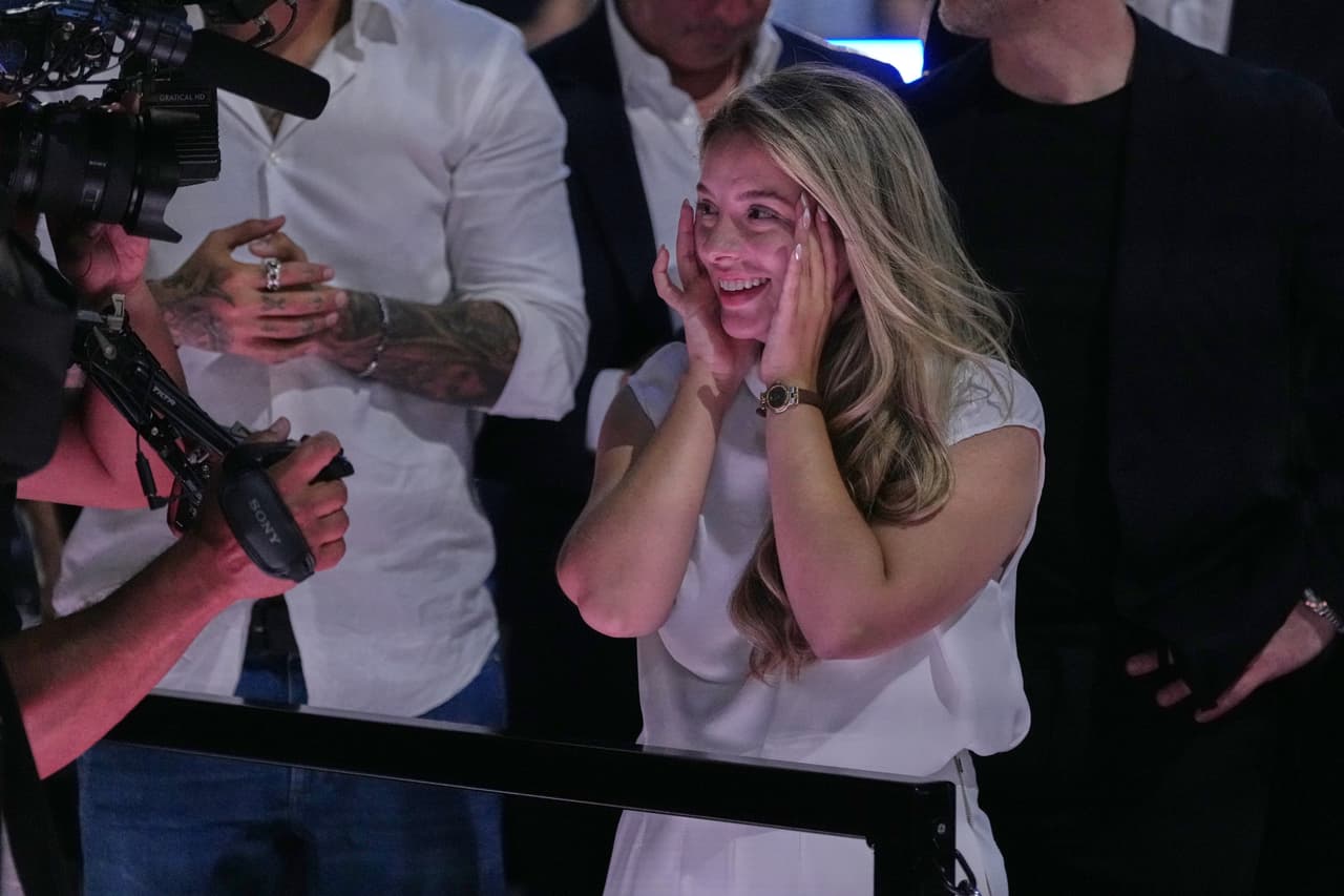 Nadine, la novia de Mauricio Ruffy, después de que él le propusiera matrimonio tras ganar su pelea contra Michael Chandler en UFC Freedom 250.