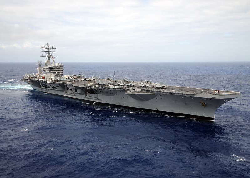 El buque de guerra de 100,000 toneladas completó un programa que incluyó desde vuelos contra el grupo 
<a href="https://www.univision.com/temas/isis">Estado Islámico</a> en Oriente Medio hasta la navegación por las aguas disputadas del Mar de China Meridional, reportó 
<a href="https://eu.usatoday.com/story/news/nation/2021/03/07/uss-nimitz-returns-to-us-bremerton-washington-99000-miles/4620329001/" target="_blank">USA Today</a>.