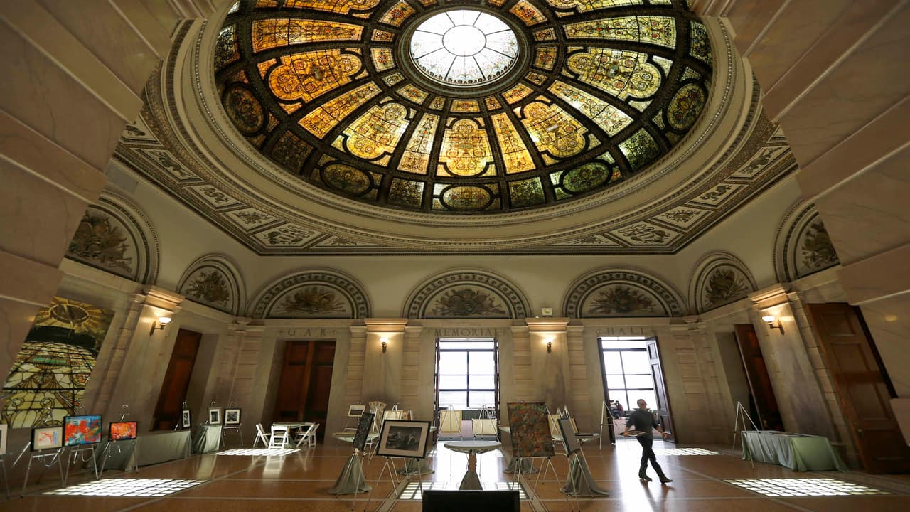 <b><a href="https://www.chicago.gov/city/en/depts/dca/supp_info/chicago_culturalcenter.html" target="_blank">Chicago Cultural Center</a>: </b>El Centro Cultural de Chicago se encuentra en la avenida Michigan desde Millennium Park. Adentro encontrarás una variedad de exhibiciones de arte contemporáneo o de fotografía. Con sólo ver los hermosos vitrales en Preston Bradley Hall y el GAR Rotonda es suficiente para imprecionar a cualquier. Y no te costará ni un centavo. El Centro Cultural también ofrece proyecciones de películas y presentaciones en vivo. En el primer piso se encuentra una area de descanso. 
<br>
<br>78 E Washington St, Chicago, IL 60602