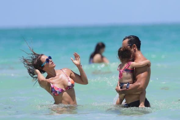 En la playa de Las Olas de Fort Lauderdale, tendrán mucha música y celebración, desde las 4:00 de la tarde, el 14 de febrero. Luego, los familiares pueden hacer picnics y más tarde comenzará una ceremonia especial de renovación de votos y un concierto con la banda Reaxtion.