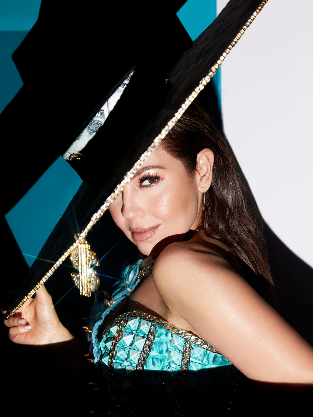 <b>Thalía</b> suma su talento al de las jóvenes talentosas Farina (nominada por partida doble en la categoría Girl Power) y Sofía Reyes. Las tres crearon ‘Tick Tock’, un tema muy pegajoso y bailable.