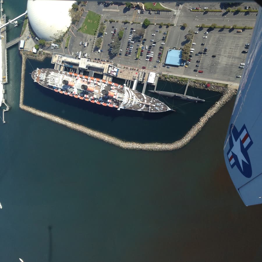 La nave ocupa 43 acres en la costa de Long Beach y cuenta con 346 habitaciones, tres restaurantes, una sala de té, 18 salas de conferencia.