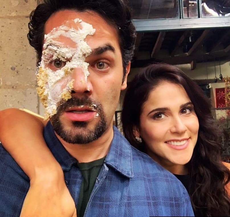 Eva Cedeño tuvo un romance de telenovela con Carlos Athié en la telenovela Un Poquito Tuyo. Ellos también llevaban buena relación y era común que compartieran cómicas imágenes juntos.