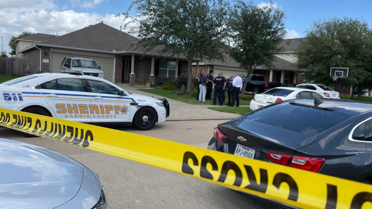 De acuerdo con la información, había ocho personas dentro de la casa cuando balearon al niño.